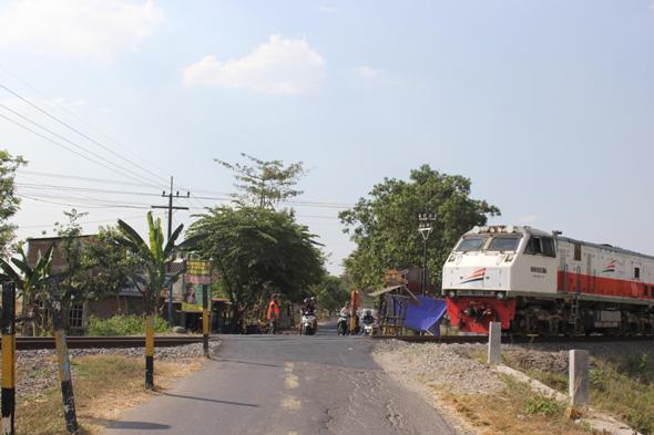Tugas Tambahan Polisi Jaga Perlintasan KA