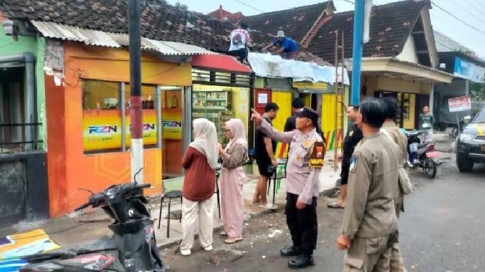 Hujan Deras Plus Angin Kencang di Ngadiluwih Kediri, Atap Tiga Kios Mendadak Terbang