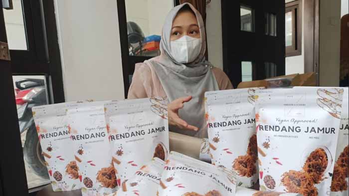 wilujeng-dwi-ratna-ningtiyas-sukses-memproduksi-rendang-jamur.jpg