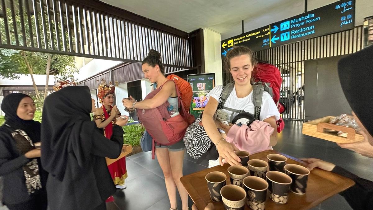wisatawan-disuguhkan-minuman-dan-kudapan-lokal-saat-tiba-di-Stasiun-Banyuwangi.jpg