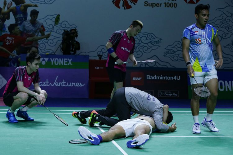 Indonesia Open 2022 - Pelatih Malasyia, Menangis Peluk Yeremia yang tergelatak, Ini yang Dibisikkan