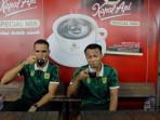 2-Pemain-Persebaya-Surabaya-Koko-Ary-dan-Leo-Lelis-mendatangi-warkop-di-Surabaya.jpg