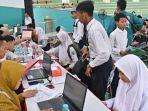 7000-siswa-sma-surabaya-terima-seragam.jpg