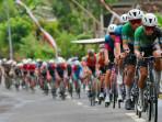ADU-CEPAT-Para-pembalap-beradu-cepat-dalam-Tour-de-Banyuwangi-Ijen-2025.jpg