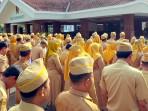 ASN-Pemkab-Bojonegoro-Jatim-saat-mengikuti-apel-pagi.jpg