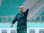 Aaji-Santoso-saat-memimpin-latihan-Persebaya-Surabaya-Ia-menuntut-pemainnya.jpg