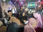 Abah-Sueb-Abdullah-bersama-istri-membagikan-uang-saku-kepada-anak-anak-yatim-piatu.jpg
