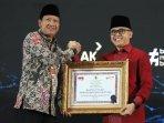 Abdullah-Azwar-Anas-kepada-Bupati-Pasuruan-Irsyad-Yusuf.jpg