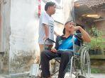 Adit-bersama-ayahnya-yang-sakit-stroke-di-Kabupaten-Kediri-Jatim.jpg