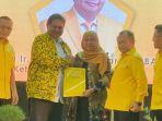 Airlangga-Hartarto-menyerahkan-surat-rekomendasi-kepada-Khofifah-Indar-Parawansa.jpg