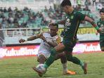Aksi-Bruno-Moreira-di-laga-Persebaya-Surabaya-vs-Dewa-United-di-Liga-1-20232024.jpg