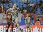 Aksi-Dusan-Stevanovic-di-laga-PSM-Makassar-vs-Persebaya-Surabaya-di-Liga-1-20232024-Pekan-ke-26.jpg