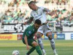 Aksi-pemain-Persebaya-Surabaya-jersey-hijau-pada-laga-asd.jpg