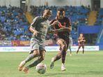 Aksi-penyerang-Persebaya-Surabaya-Oktafianus-Fernando.jpg