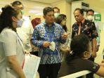 Ali-Ghufron-Mukti-saat-mengunjungi-RSUD-dr-Mohamad-Soewandhie-Surabaya.jpg