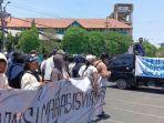 Aliansi-Mahasiswa-Jatim-demonstrasi-di-Gedung-DPRD-Jatim.jpg