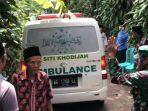 Ambulans-mengangkut-jenazah-korban-meninggal-dalam-tragedi-kerusuhan-di-Stadion-Kanjuruhan-Malang.jpg