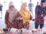 Aminatun-Habibah-saat-meninjau-pelayanan-UMKM-di-Kecamatan-Sangkapura.jpg