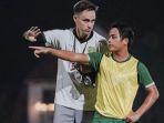 Andre-Oktaviansyah-mendapatkan-instruksi-dari-Pelatih-Persebaya-Surabaya-Paul-Munster.jpg