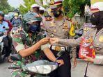 Anggota-TNI-dihentikan-saat-Operasi-patuh-semeru-Lamongan.jpg