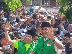 Anies-Baswedan-Muhaimin-Iskandar-menyapa-peserta-jalan-sehat.jpg
