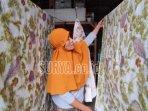 Anik-Mintorowati-saat-mewarnai-kain-dengan-teknik-ecoprinting.jpg