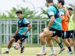 Arief-Catur-bek-sayap-Persebaya-saat-menjalani-latihan-tim-19112025.jpg
