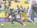 Arief-Catur-saat-mengawal-Murillo-Mendes-di-Laga-Persebaya-vs-Barito-Putera.jpg