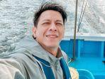 Ariel-NOAH-tenteng-es-teh-plastikan-saat-manggung.jpg