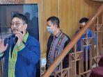 Ayah-Ronald-Tannur-Edward-Tannur-tengah-saat-berada-di-lobi-Kejati-Jatim.jpg