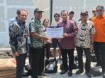 BANTUAN-BPBD-Jatim-bersama-anggota-Komisi-E-DPRD-Jatim-Rasiyo-men.jpg