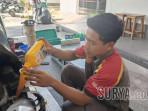 Stok Habis, Karyawan SPBU Swasta Beralih Jaga Lapak Makanan Ringan Hingga Ganti Oli