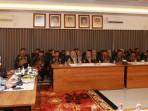 BERANGKAT-Bupati-Banyuwangi-Ipuk-Fiestiandani-melepas-langsu.jpg