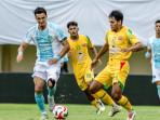BEREBUT-BOLA-Pemain-PSBS-Biak-kaus-putih-berduel-dalam-per.jpg