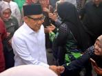 BERI-BANTUAN-Menko-PM-Muhaimin-Iskandar-Gus-Imin-menyalami-warg.jpg