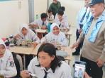 BHS-saat-meninjau-penyaluran-MBG-di-SMPN-35-Surabaya.jpg