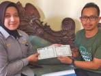 BPKB-DELIVERY-Petugas-Satlantas-Polres-Kediri-mengantarkan-BPKB-langsu.jpg