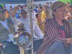 Bakal-calon-bupati-petahana-Mak-Rini-naik-dokar.jpg