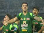 Bek-Persebaya-Gustavo-Fernandes-PAMIT.jpg