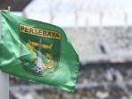 Bendera-Persebaya-Surabaya-di-Pojok-Stadion-Gelora-Bung-Tomo-Surabayas-ds.jpg