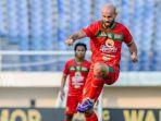 Berita-Gelandang-Persebaya-M-Rashid-berduel-dengan-pemain-Persib-Bandung.jpg