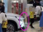 Bocah-yang-iseng-injak-gas-mobil-listrik-di-pameran-Mall-of-Indonesia-MOI.jpg