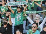 Bonek-saat-mendukung-Persebaya-Surabaya-di-Liga-1-20232024-swq-ewq.jpg