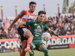Bruno-Moreira-saat-dikawal-Koko-Ari-Araya-di-laga-Madura-United-vs-Persebaya.jpg