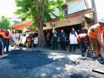 Bupati-Banyuwangi-Ipuk-Fiestiandani-meninjau-secara-langsung-proses-penambalan-jalan.jpg