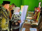 Bupati-Blitar-Mak-Rini-melihat-stan-perusahaan-yang-ikut-Job-Fair-2023.jpg