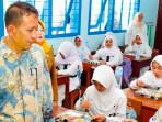 Bupati-Bojonegoro-Setyo-Wahono-saat-meninjau-pelaksanaan-program-mbg.jpg