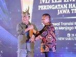Bupati-Hendy-terima-penghargaan-dari-di-acara-PWI.jpg