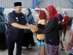 Bupati-Jombang-Warsubi-saat-membagikan-tomat-kepada-wargajpg.jpg