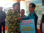 Bupati-Lamongan-Yuhronur-Efendi-menyerahkan-bantuan-pupuk-non-subsidi.jpg